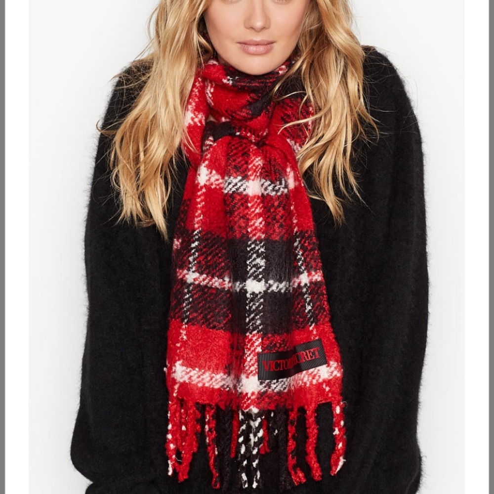 💕Victoria’s Secret Scarlet & Black Plaid Scarf💕